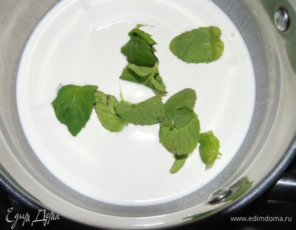 Пока тесто охлаждается, займемся начинкой. Сливки налить в кастрюлю и дать закипеть вместе с листиками мяты.