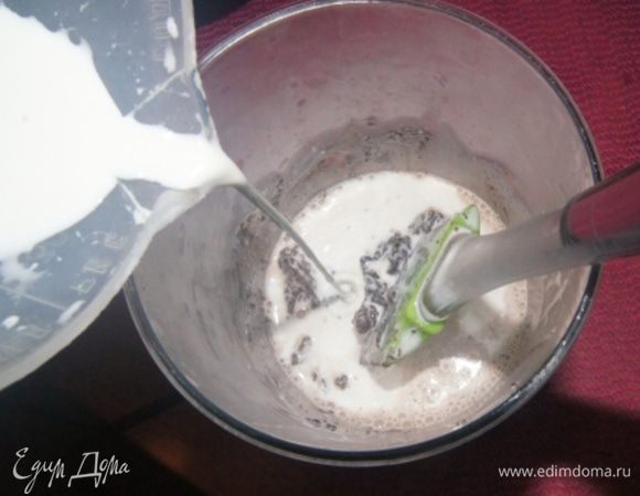 В высокий стакан поломать шоколад (можно взять в каплях), влить сливки и активно перемешать силиконовой лопаткой. Взбить блендером до гладкой массы.