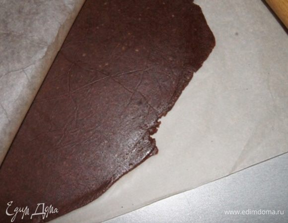 Тесто достать из холодильника, раскатать между двумя листами пергамента до 2-3 мм. На фото видны крупиночки, я брала миндаль, бланшировала его и измельчала, если возьмете готовую миндальную муку, то, конечно, крупинок не будет.