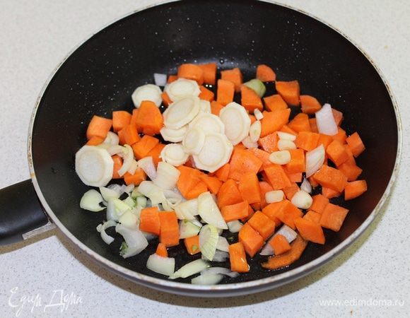 Овощи порезать кусочками и обжарить на оливковом масле.