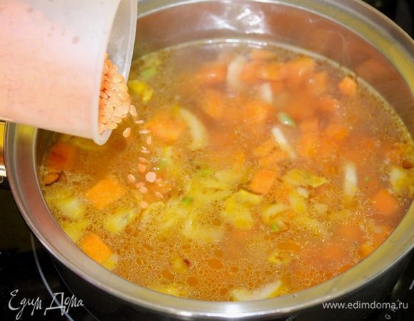Долить немного бульона, добавить чечевицу.