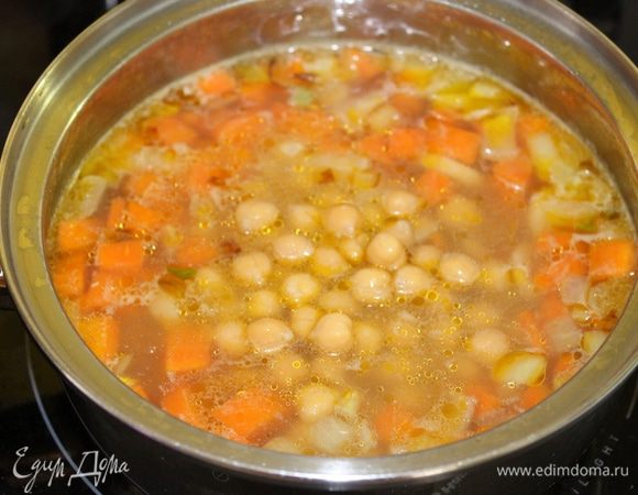 Затем половину нута, варить 20-25 минут.