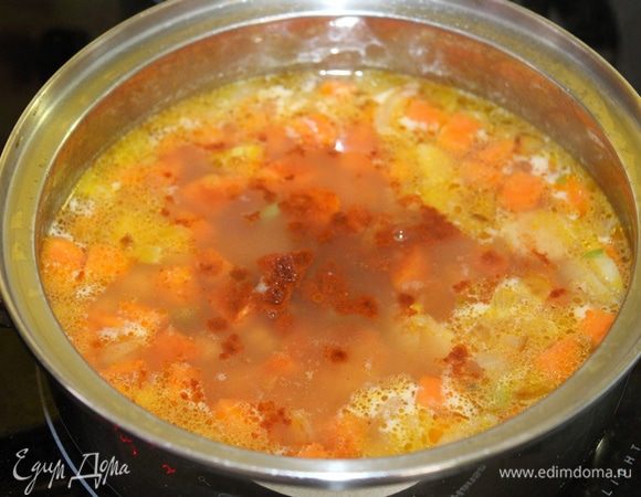 Затем добавить паприку, посолить , поперчить по вкусу.