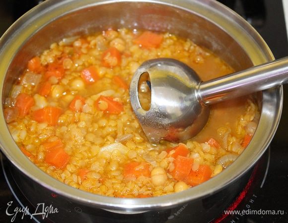 Пюрировать суп погружным блендером.