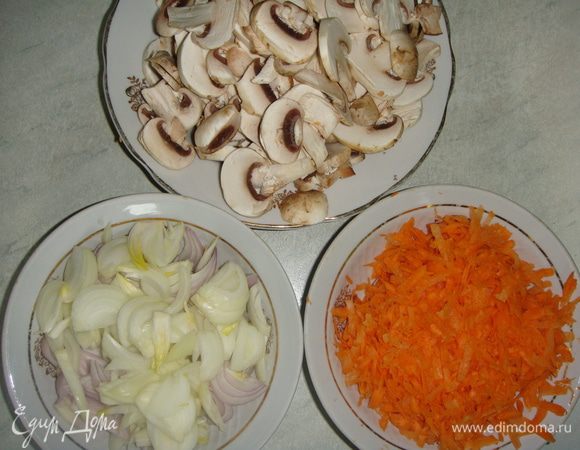 Шампиньоны помыть и нарезать пластинками. Морковь почистить и натереть на крупной терке. Лук почистить и нарезать полукольцами.