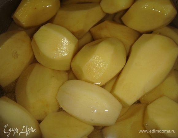 Картофель почистить и отварить в подсоленной воде до готовности.