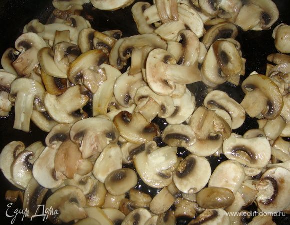 Обжарить грибы на подсолнечном масле, посолить по вкусу.