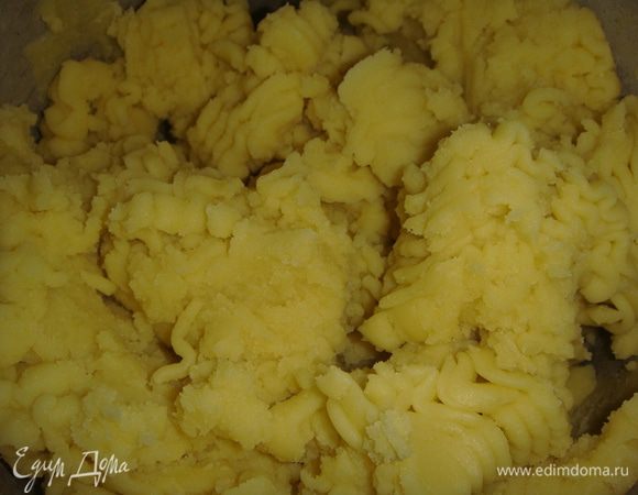 Из картофеля сделать пюре, добавив сливочное масло и теплое молоко.