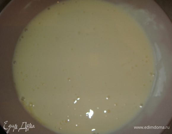 Для соуса смешать майонез с яйцами.