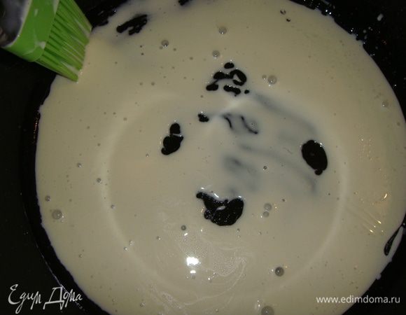 Форму для запекания (у меня 28 см) смазать соусом.