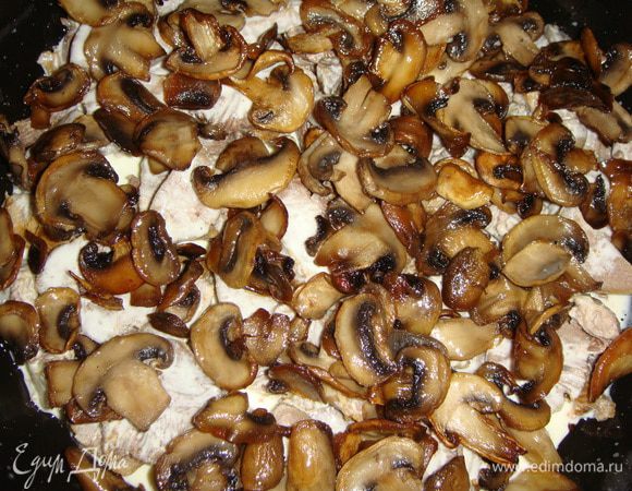 Выложить грибы.