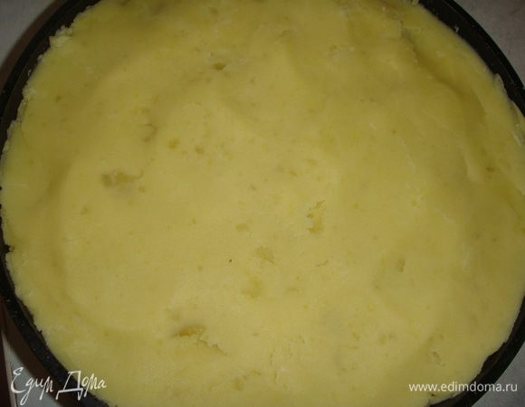 Выложить картофельное пюре, слегка утрамбовав его.