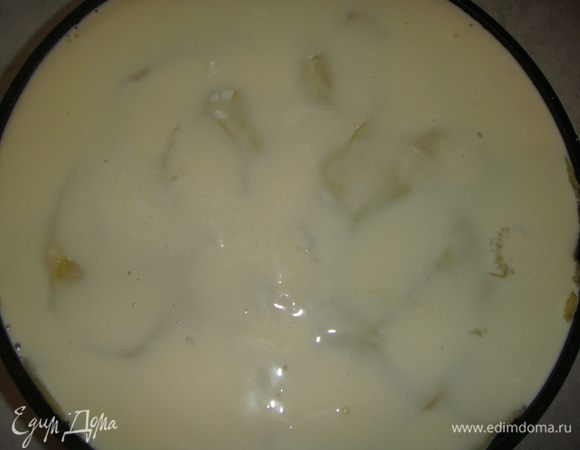 Залить все соусом.