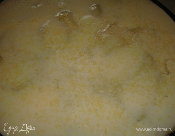 Сверху потереть сыр на мелкой терке. 