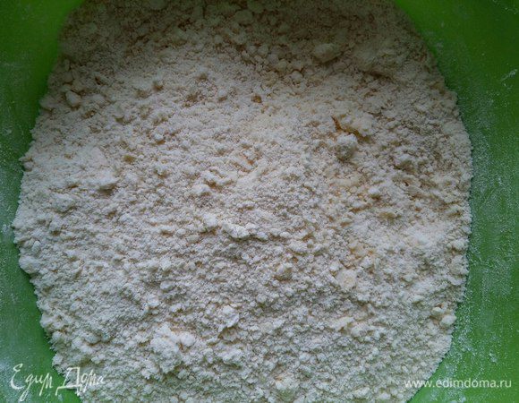 Высыпаем в миску. Добавляем 1/3 ч. л. соли. 