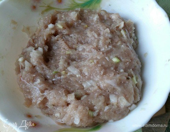 Куриное филе перемолоть, добавить нарезанный лук, посолить, поперчить и все перемешать. Для сочности добавляем в фарш немного холодной кипяченной воды 50-70 грамм. Тщательно смешиваем.