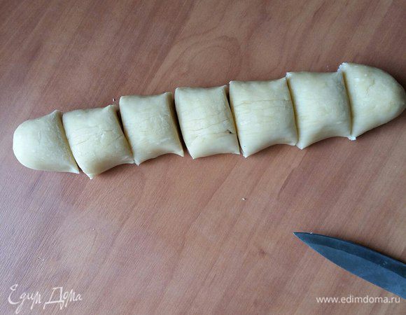 Достаем наше тесто. Делим на 2 части, вторую убираем в холодильник. Раскатаем тонкую колбаску. Делим на 7 частей.