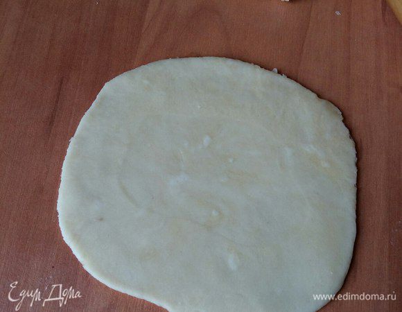 Каждый кусочек раскатываем в лепешку диаметром примерно 12 см.