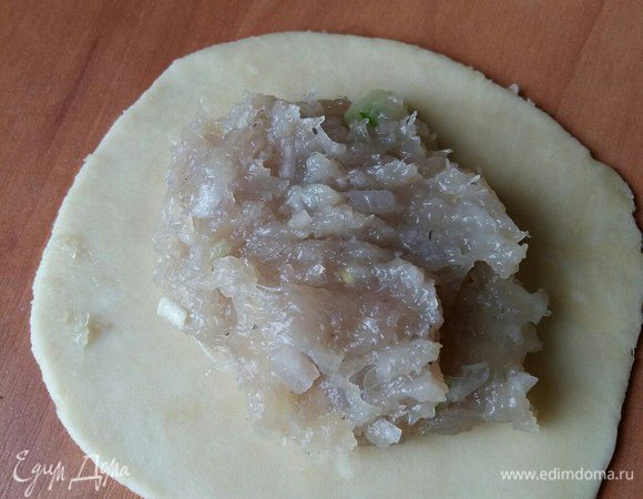 Выкладываем фарш в середину лепешки горкой.