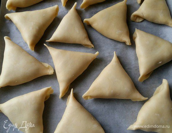 Выкладываем на противень, застеленный пергаментом. 