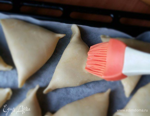 Смешиваем яичный желток с 1 ч. л. воды и смазываем все самбусики. 