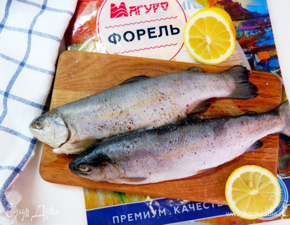 Подготавливаем нашу  форель. Хорошо чистим, вырезаем жабры и потрошим. Форель ТМ «Магуро» уже потрошенная и с вырезанными жабрами, очень удобно, все уже сделано за нас. Рыбку натираем солью, свежемолотым черным перцем. Поливаем соком половинки лимона и оставляем мариноваться в холодильнике на 15–30 минут. 