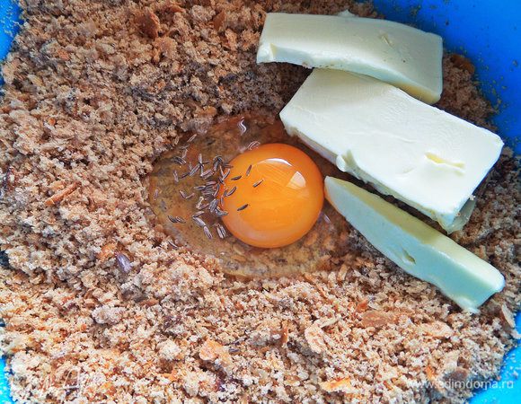 Добавить яйцо, мягкое масло, тмин.