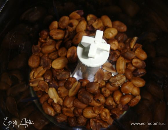 Арахис обжарить на сковороде или высушить в духовке.