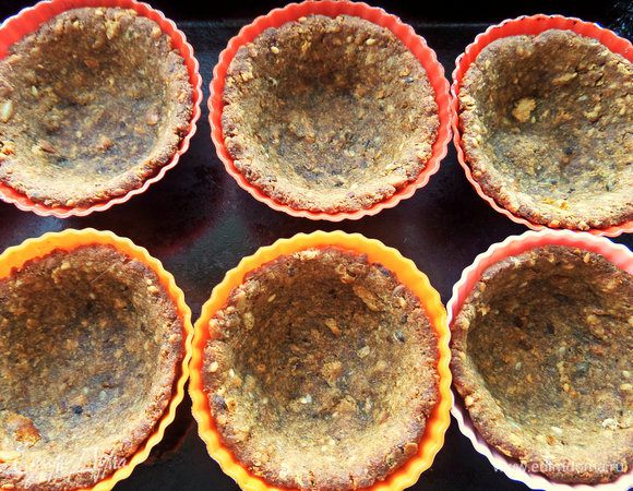 Запекать минут 20-25 при 180°С, но все зависит от влажности хлеба. Корзиночки легко выскакивают из форм.