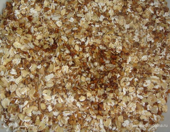 Выложить измельченный арахис к хлопьям, влить оливковое масло и хорошо перемешать.