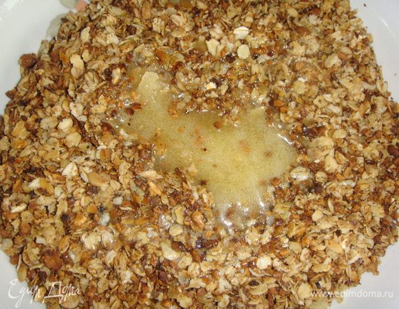 Влить жидкую смесь и хорошо перемешать.