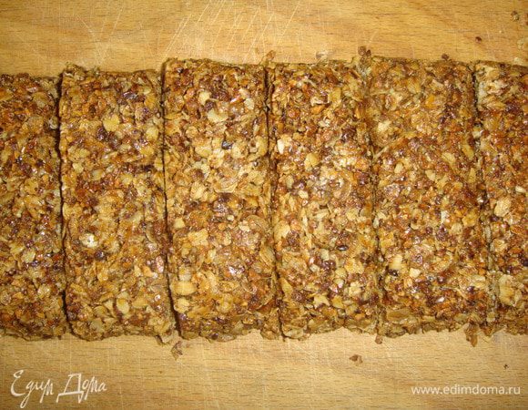 Готовую основу немного остудить и выложить из формы. Нарезать на прямоугольники и дать полностью остыть.