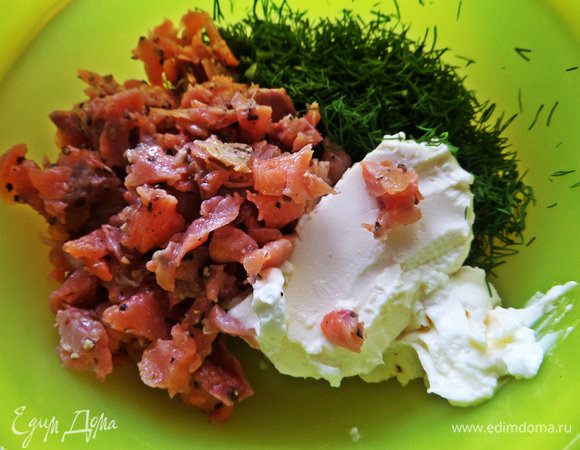Смешать сыр с кусочками малосольного лосося (у меня в лимонном перце) и укропом.