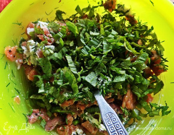 Высыпать нарезанную огуречную траву.