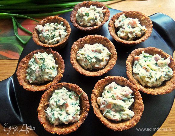 Перемешать, наполнить корзиночки начинкой.