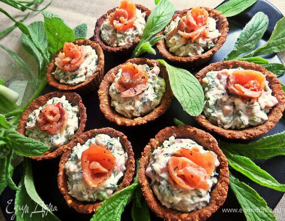 Сверху можно украсить рыбными розочками.