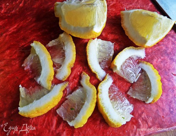 Лимон тонко нарезать.