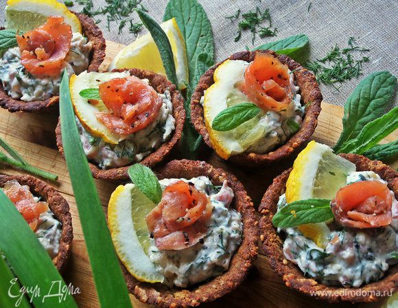 В каждую порцию положить по четвертинке дольки.