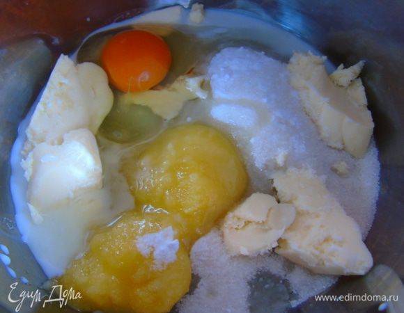 Смешиваем все ингредиенты для коржа, кроме муки, растапливаем на водяной бане, остудите. Я растапливала просто на маленьком огне, все время мешая.