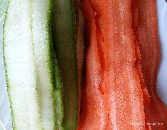 Моем кабачки, у меня было 2 штуки (небольшие), морковь чистим (морковь должна быть длинной и по возможности не узенькой). 