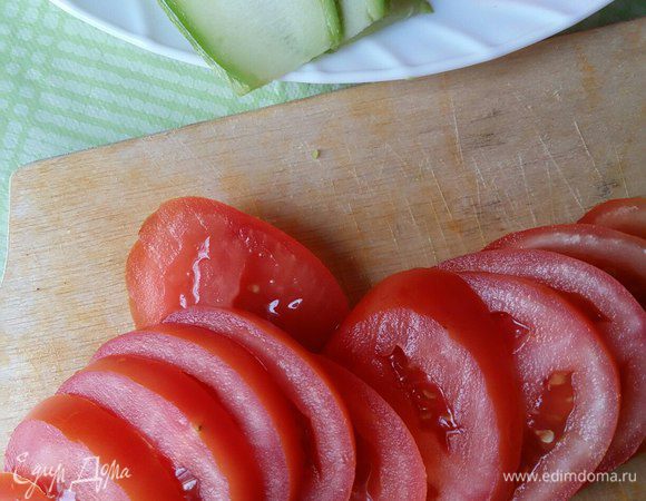 Помидоры также моем и нарезаем на колечки толщиной примерно 0,5 см.