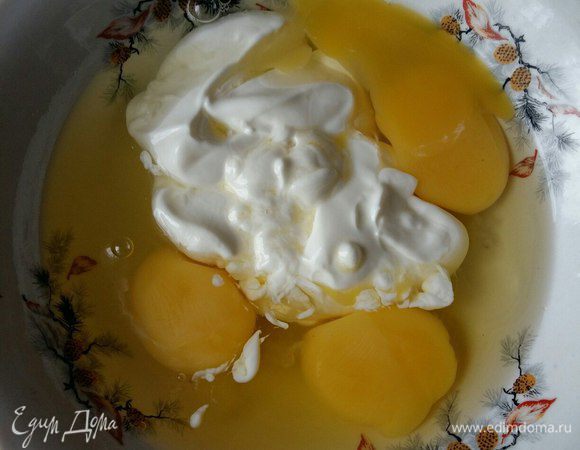 Теперь делаем заливку. В миске смешаем яйца, сметану.