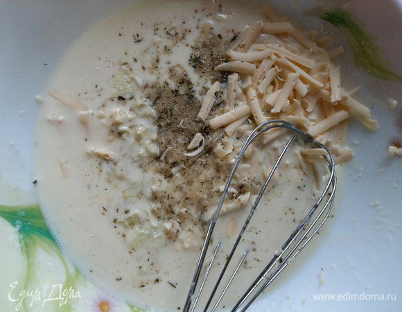 Добавим соль по вкусу, перец, зубчик чеснока, нарезанный мелко, и натрем на терке сыр (у меня российский). Смешаем все ингредиенты.