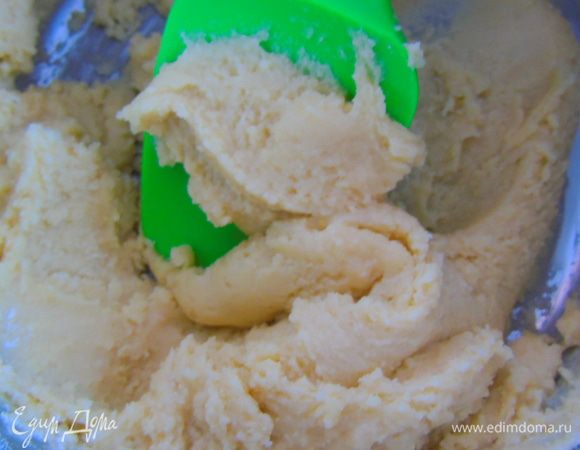 Всыпьте муку и замесите тесто.