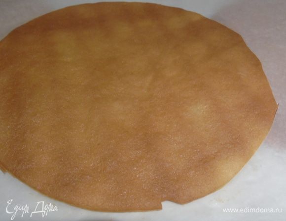 Выпекайте 5-7 минут до золотистого цвета при температуре 180°С. Обрезать корж под нужный размер прямо горячим, а затем остудите. Так испеките все коржи.