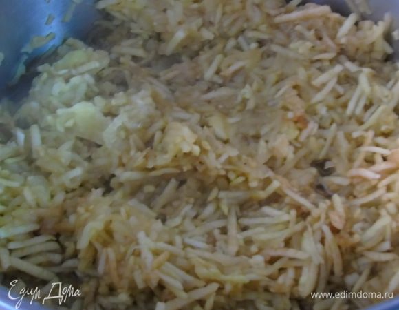 Для крема яблоки очистите и натрите на терке. Добавьте по вкусу сахара (помните, что в масле еще будет сах. пудра) и протушите до мягкости (45 минут). Затем добавьте корицу и разведенный в 2 ст. л. воды крахмал. 