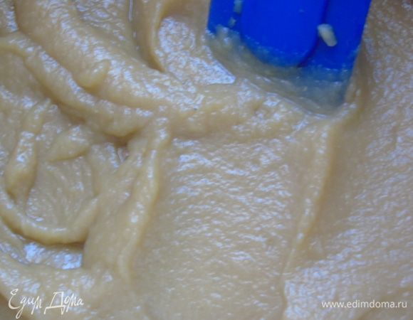 Блендером превратите яблоки в пюре. Полностью остудите. Мягкое сливочное масло взбейте с сахарной пудрой. Затем постепенно добавляйте яблочное пюре.  