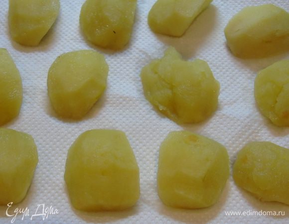 Для украшения яблоки очистите и нарежьте на 4 части, сбрызните лимонным соком, присыпьте сахаром, влейте воду (2 ст. л.) и потушите в сотейнике на небольшом огне. Яблоки должны размягчиться, но не потерять форму.