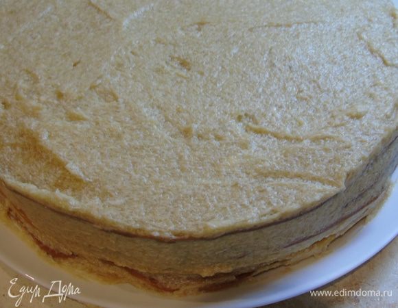 Перемажьте коржи кремом, бока тоже.