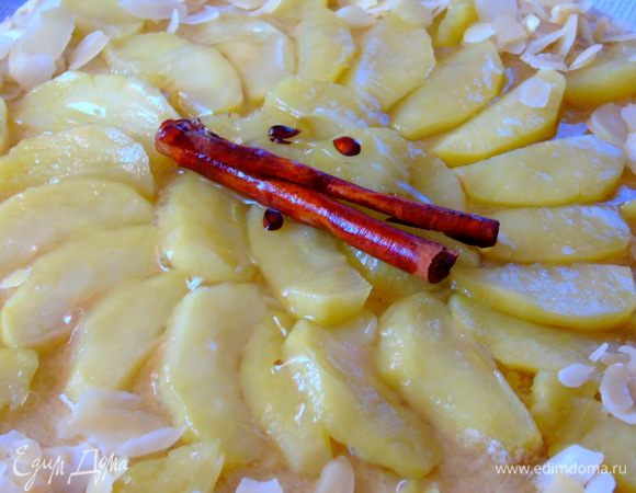 Яблоки для украшения нарежьте пластинами и выложите сверху, я еще и залила бесцветным желе для торта.